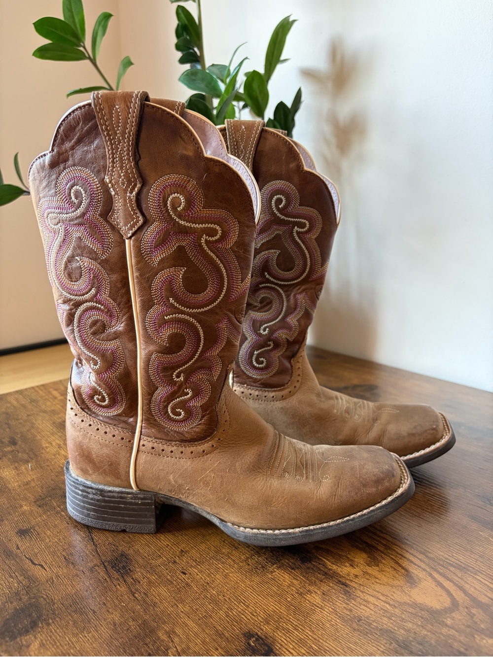 Ariat QuickDraw Tan Leather Western Cowboy Cowgirl Boots with Pink Stitching 6